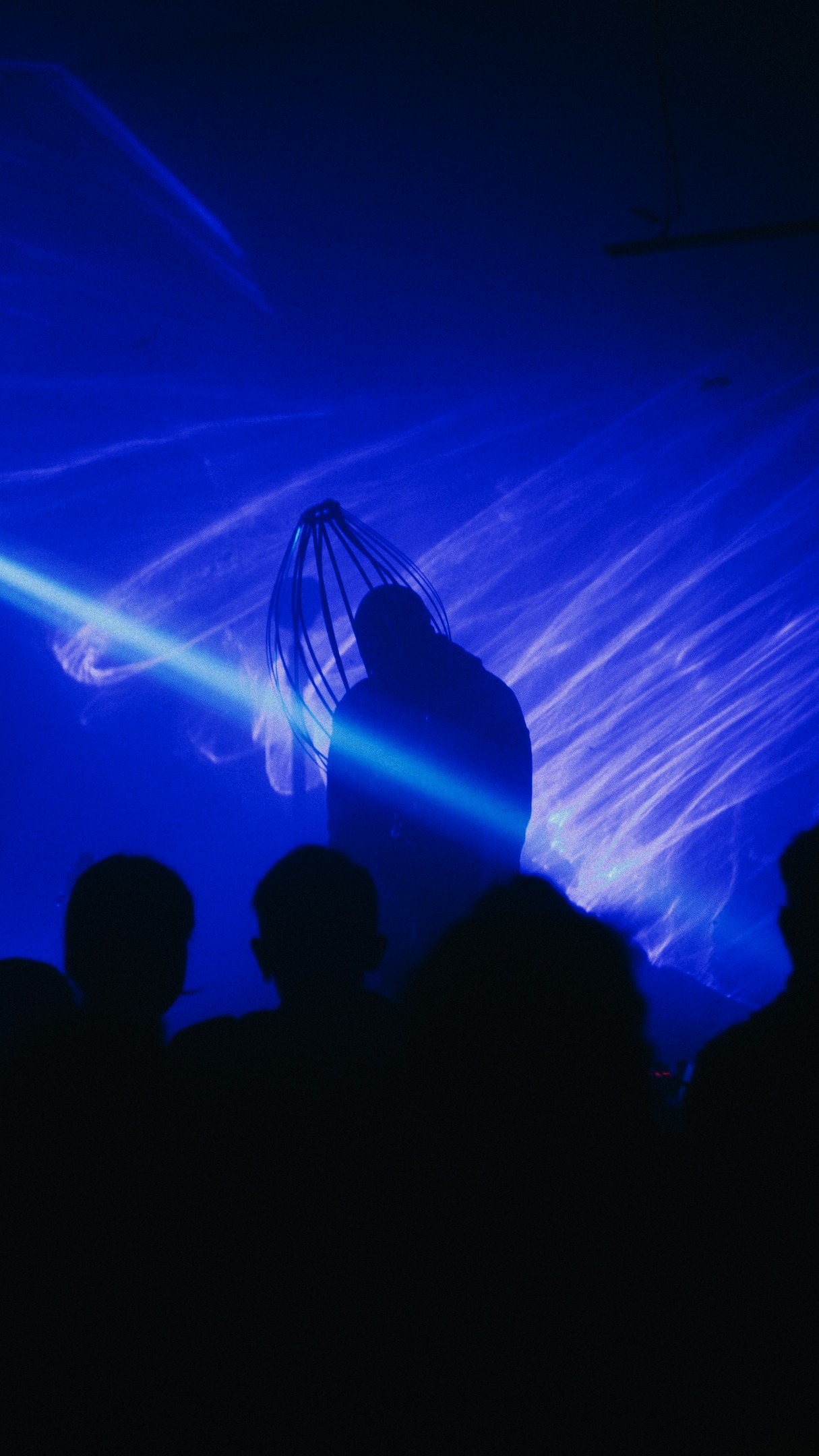 A blue laser field over the audience at NUR Werk