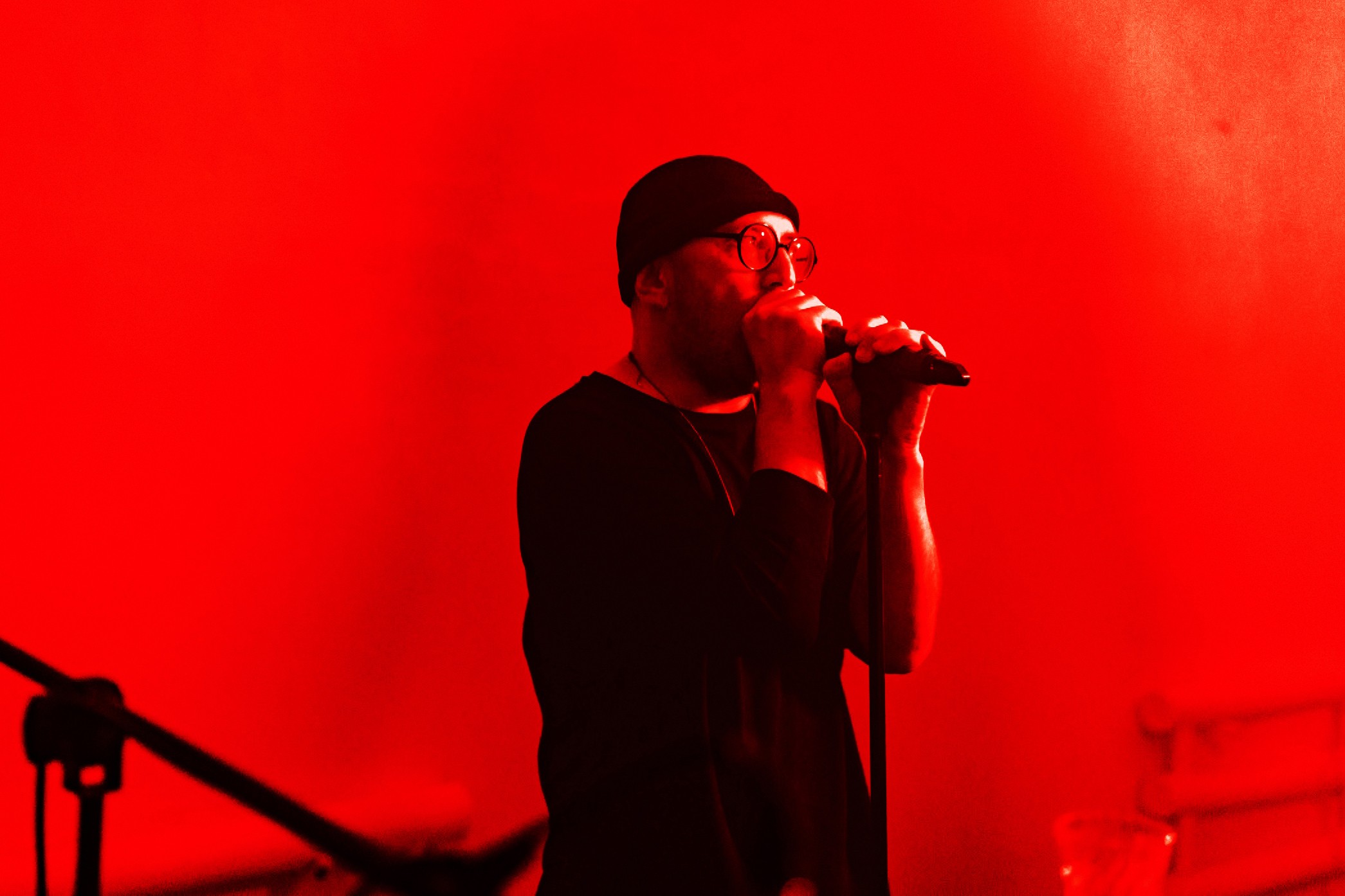 Live vocals under red light during the NUR Werk performance